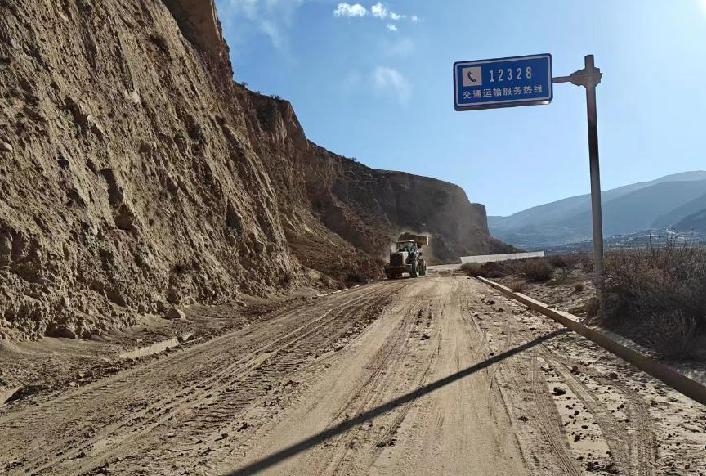 青海海東：搶修公路