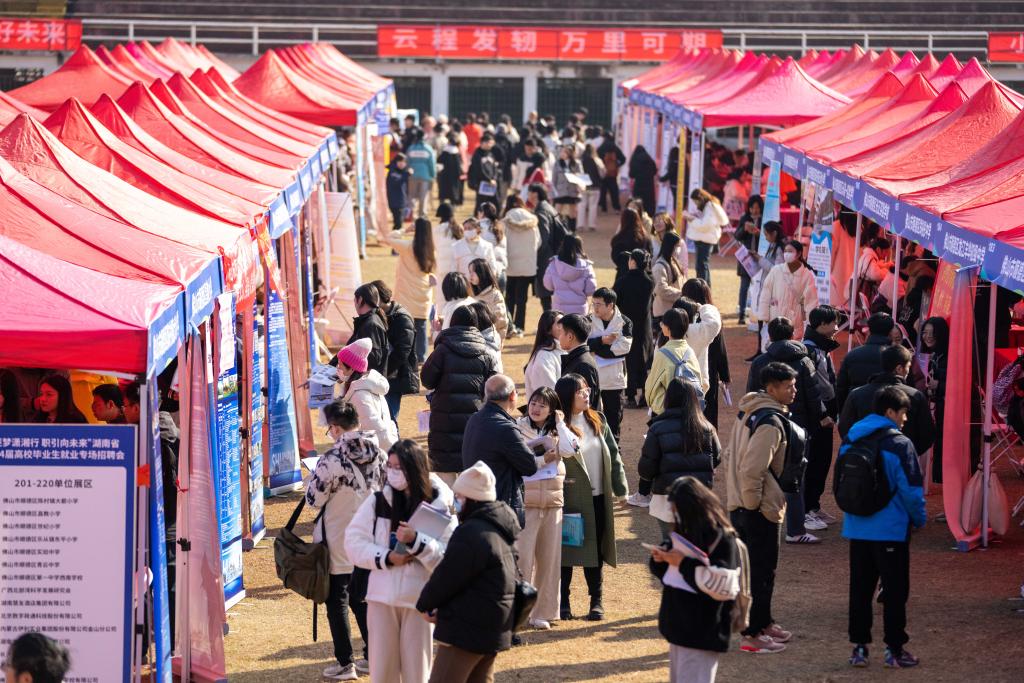 新華全媒＋·數讀中國這十年丨新增就業年均1300萬人 建成世界最大社保體系