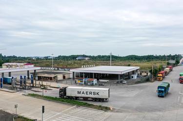 廣西東興口岸人員貨物通關兩旺