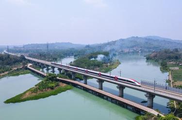 年終報道&middot;鏡觀2023丨雅萬高鐵飛馳爪哇島