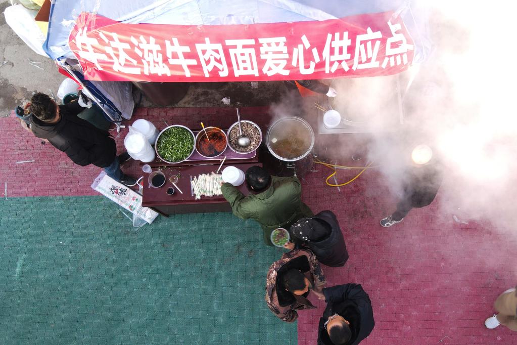 積石山6.2級地震丨活動板房安置點的熱牛肉麵