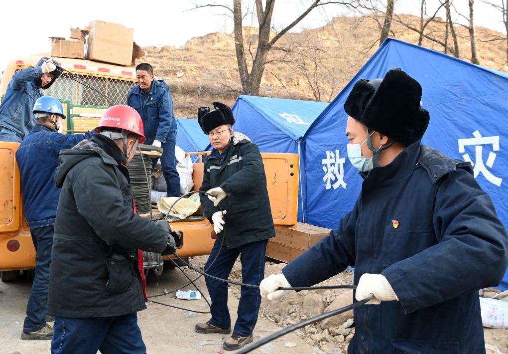 積石山6.2級地震·新華視界丨全力保障安置點群眾用電正常