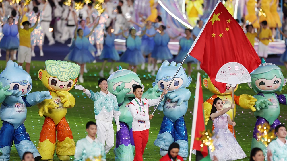 中國體育代表團旗手謝震業在閉幕式上入場