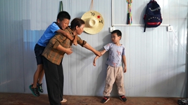 夏日工地裏的母子團聚
