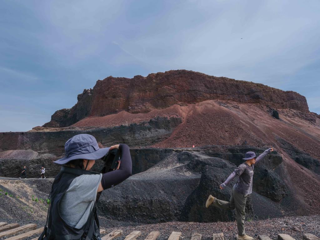 內蒙古烏蘭察布：夏日火山引游人