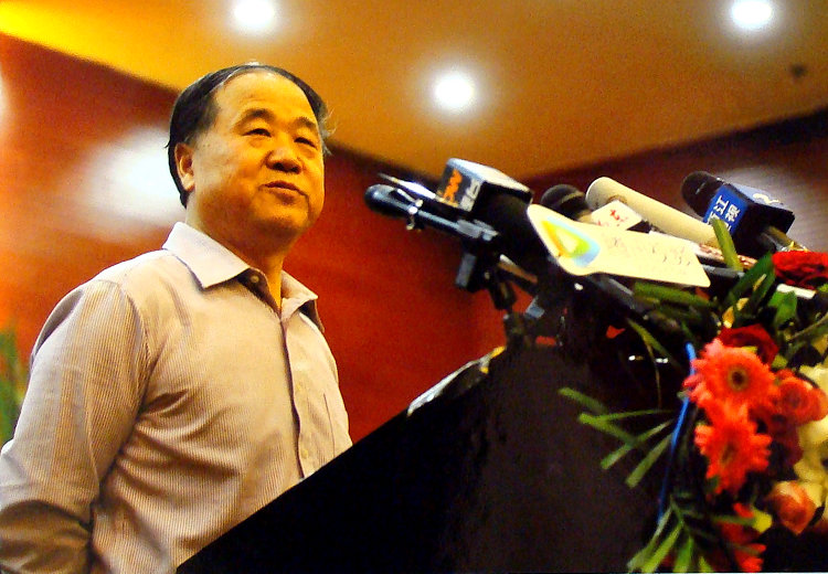 “科學發展 成就輝煌”圖片展·“文化建設”部分·2012年10月1日，莫言獲得2012年諾貝爾文學獎。圖為莫言在接受記者採訪。