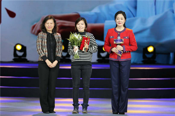 中國婦女發展基金會副秘書長張建岷為王璐和支雨娜為代表的器官協調員們致以“最美善行者”榮譽