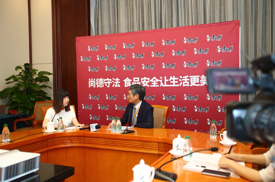 康師傅中國區董事長楊乾輝在食安周活動上接受採訪