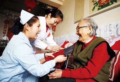 浙江全國首創居家養老保險 試點半年初顯成效