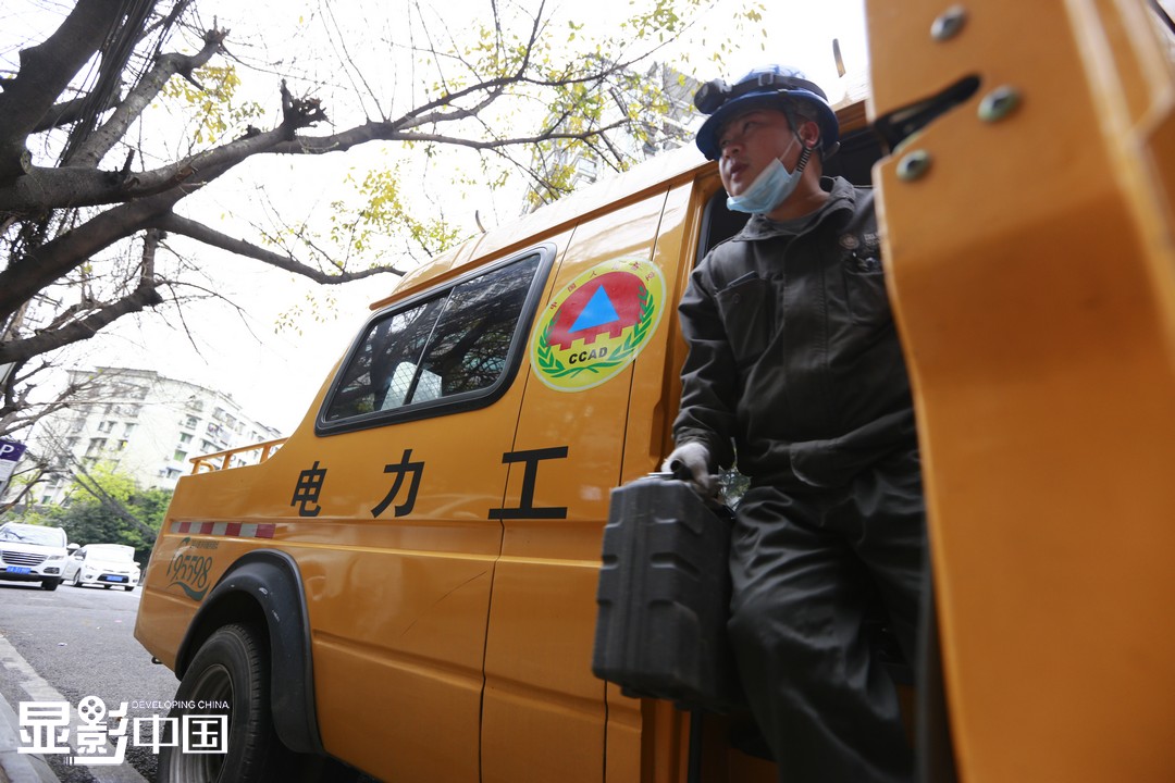 4月13日，重慶市南岸區，供職于南岸供電公司配電搶修班的楊孟從事電力搶修工作已經有十余年了。用他的話來説，幹他們這行更多是一個“保”字——就是保障居民能夠安全穩定用電。為人們帶去電與光，便是他們工作的原動力。新華網 彭博攝