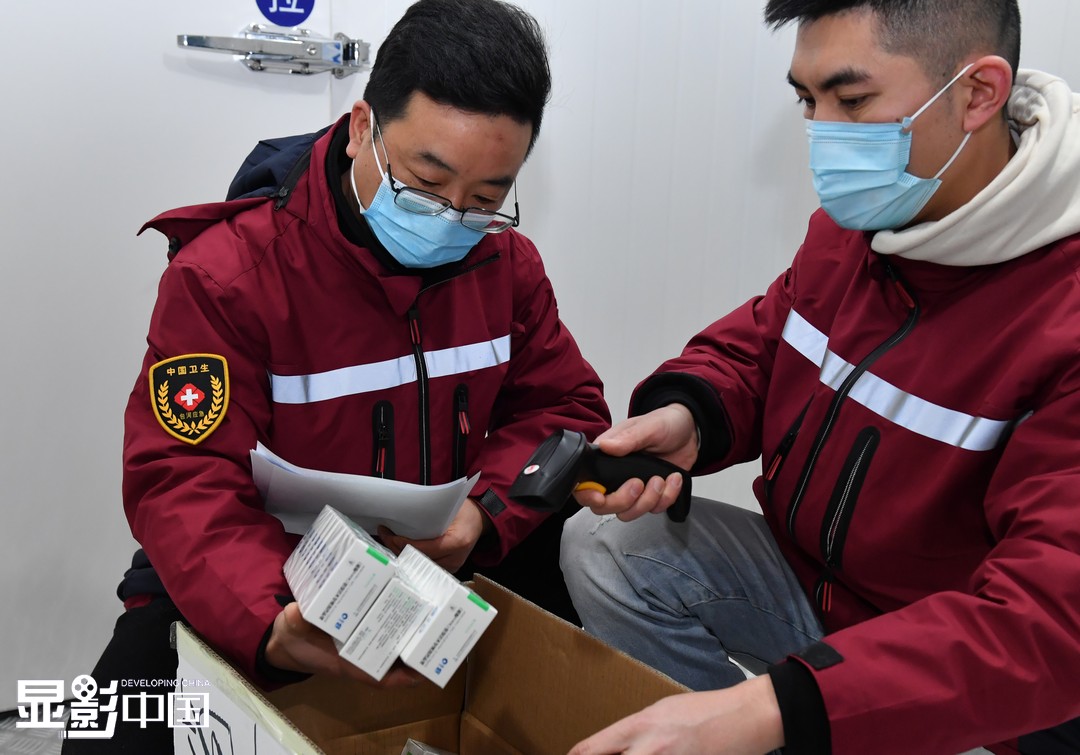  1月5日，合肥市包河區疾病預防控制中心疫苗儲存冷庫，工作人員將配送疫苗掃碼登記後出庫。