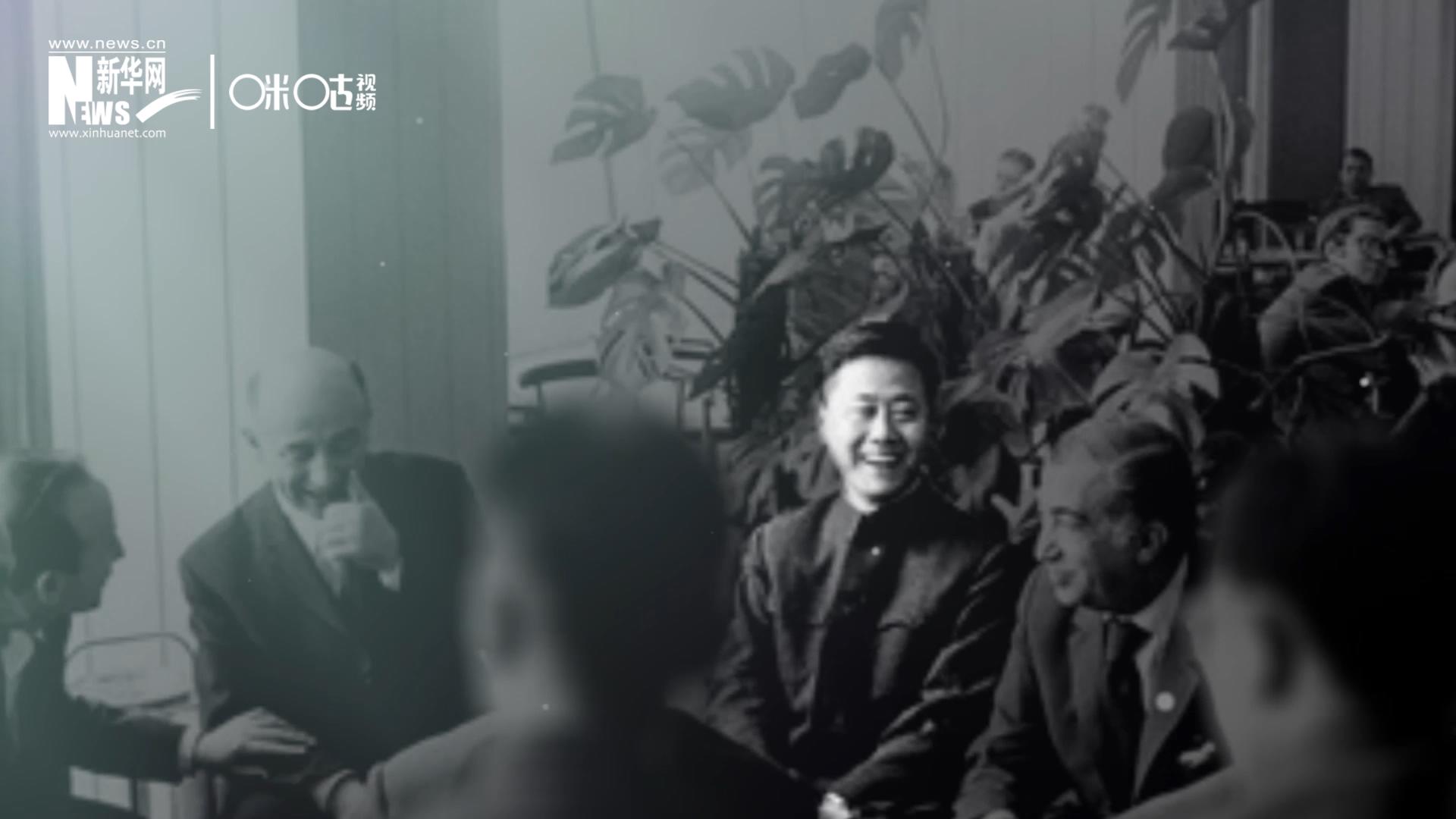 照片裏的這個人是高梁，原新華社國際部記者。原本作為代表團隨行記者的他接到通知，由他帶領一支先遣小組先行去紐約。