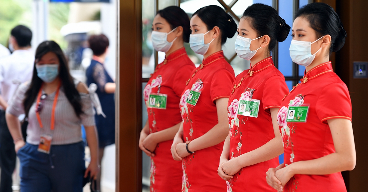 博鰲亞洲論壇2021年年會拉開帷幕 志願者迎接參會人員
