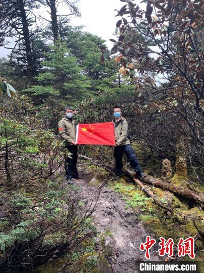 圖為王彥凱(右)和戰友在一線山口宣誓主權。　拉郊邊境派出所供圖