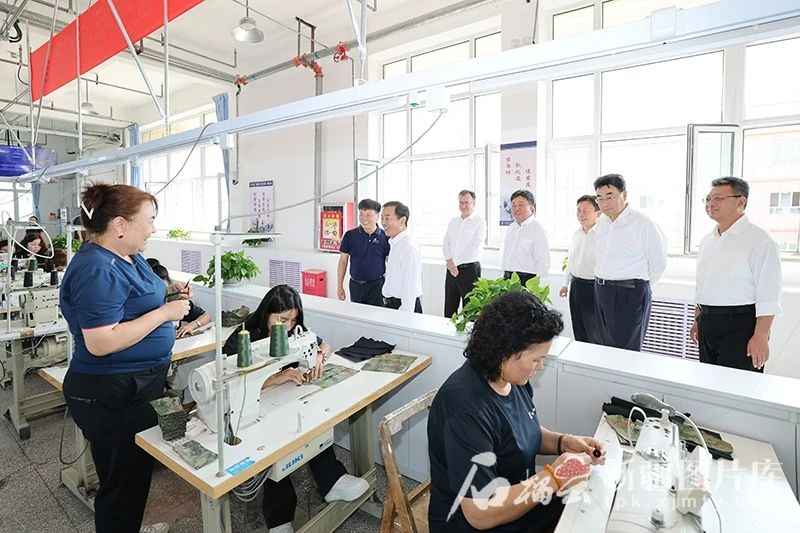 8月11日，自治區黨委書記、兵團黨委第一書記、第一政委陳小江走進位於昌吉市的服裝企業同務工人員交流。