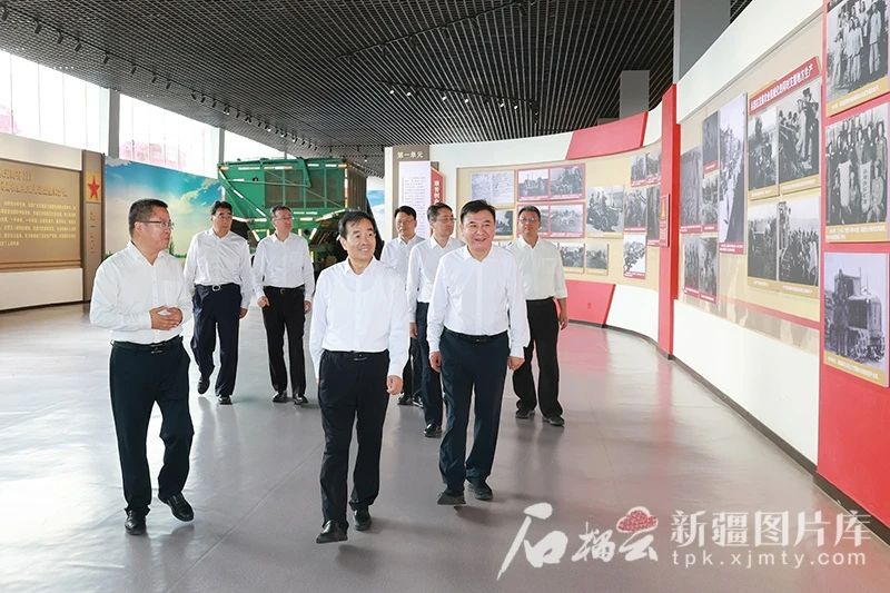 8月11日，自治區黨委書記、兵團黨委第一書記、第一政委陳小江在五家渠兵團農業機械化主題展覽館，參觀了解兵團現代農業發展情況。