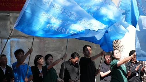 一群人站在傘上AI 生成的內容可能不正確。