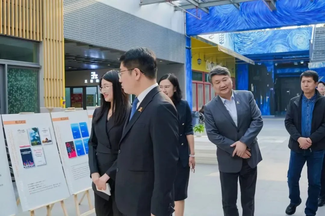 嘉賓參觀“鄭永年學術編年”圖片展