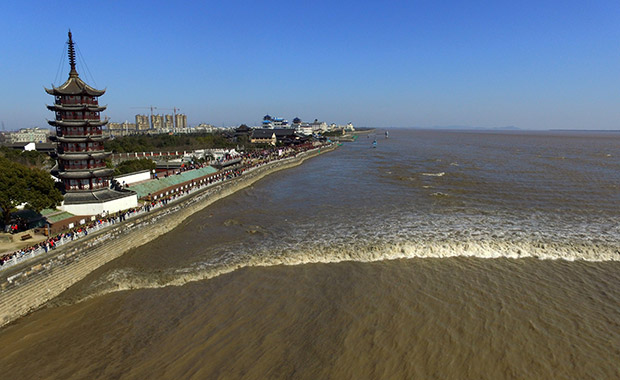 浙江海寧：新春觀大潮