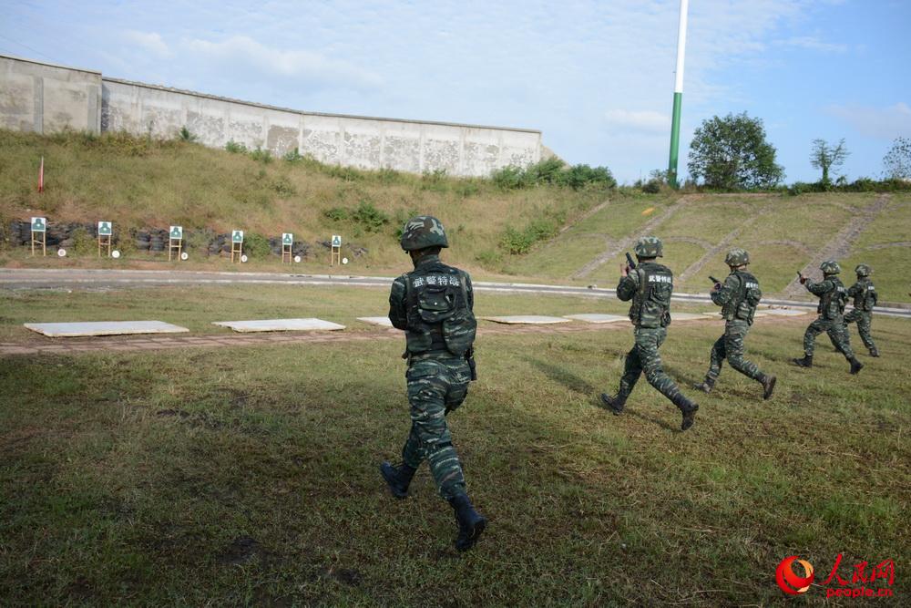 10月9日，武警滁州市支隊特勤排預備隊員正在參加手槍快速精度射擊考核。