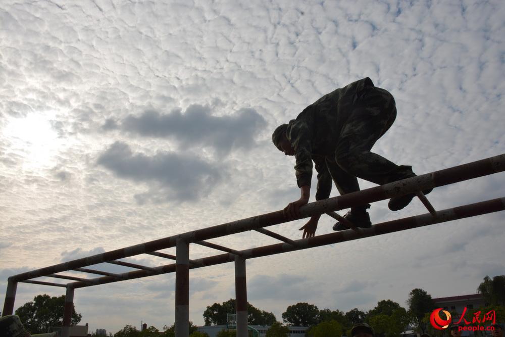 10月9日，武警滁州市支隊特勤排一名預備隊員正在快速通過雲梯。