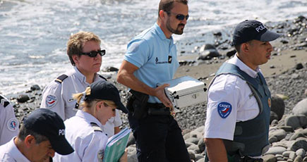 金屬片とマレーシア航空MH370便との関連性を示す証拠はなく、飛行機のドア発見は虛偽情報と判明