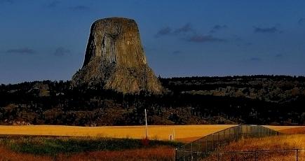 不思議な巨岩、アメリカのデビルスタワーを見學