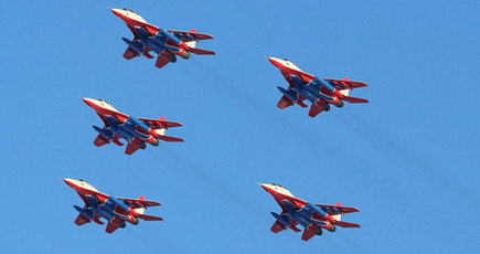 ロシアのアクロバット飛行チーム、珠海から帰還中に給油