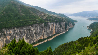 長江三峽の瞿塘峽に春がすみ