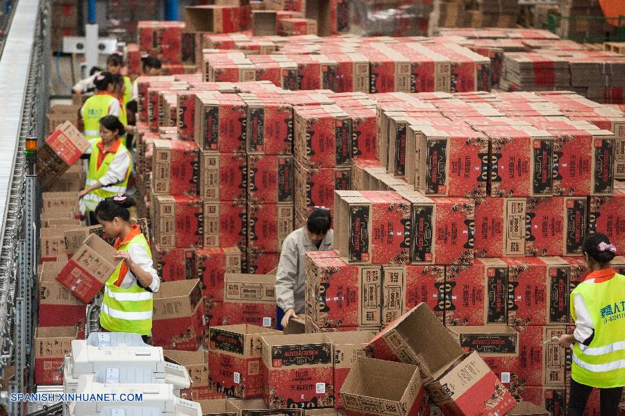 Trece minutos despu&eacute;s de tocar la pantalla, un comprador de apellido Huang en la ciudad de Foshan, de la provincia sure&ntilde;a china de Guangdong, recibi&oacute; el exprimidor que orden&oacute; en Alibaba, la mayor plataforma de comercio electr&oacute;nico de China, para convertirse en el primer paquete entregado a trav&eacute;s de la plataforma el D&iacute;a de los Solteros en China.